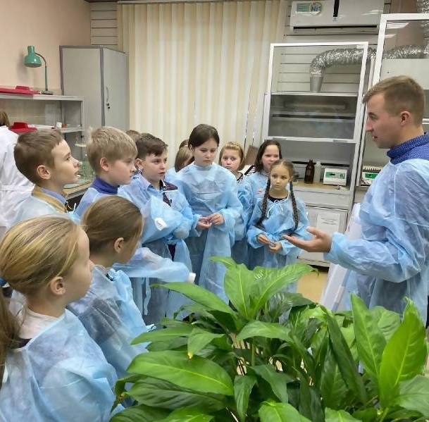 Архангельских школьников знакомили с местной «Водоочисткой» и выдали средневековые таймеры для чистки зубов